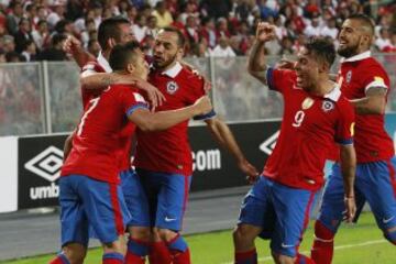 En la segunda fecha Chile debía visitar a Perú en Lima. Fue un duelo plagado de goles, donde la Roja ganó por 4-3 con dos de Alexis y dos de Turboman. 
