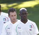 Balotelli, cazado con su iPad en el banquillo de Italia