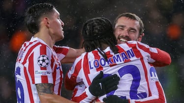 Griezmann abraza a Lookman para celebrar el 0-2.