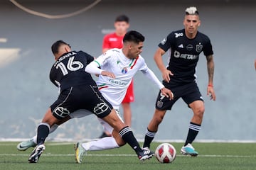 Fernando Juárez disputa el balón con Nicolás Guerra, en un duelo entre Audax Italiano y Universidad de Chile, por la 10° fecha del Campeonato Nacional 2023.