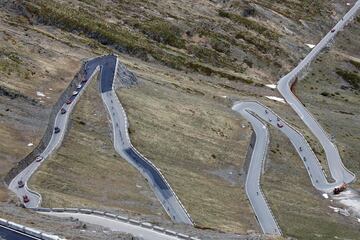 El pelotón en la subida al Stelvio, 'Cima Coppi' de esta edición.