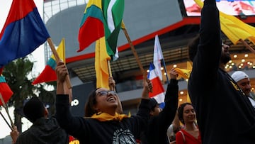 Los costarricenses ondean banderas antes de las elecciones del domingo, con las encuestas indicando a Laura Fernández, del Partido Popular Soberano (PPSO), como clara favorita, en medio de un aumento del tráfico de drogas y la violencia que ha erosionado la imagen del país como un paraíso turístico pacífico, en San José, Costa Rica, el 31 de enero de 2026.