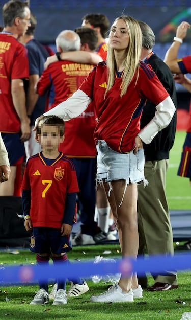 Alice Campello, mujer de Álvaro Morata, junto a uno de sus hijos.