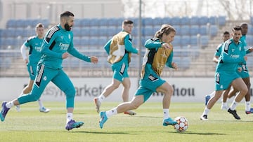 Benzema persigue a Modric durante el &uacute;ltimo entrenamiento del Madrid.