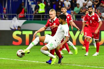 El jugador de Arabia Saud¨ª Hussain Al Moqahwi marca el 0-2 al L¨ªbano.