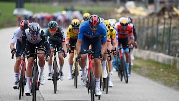 El ciclista italiano Filippo Ganna rueda con el maillot de líder durante la tercera etapa de la Tirreno-Adriático.