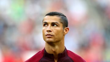 Kazan (Russian Federation), 18/06/2017.- Cristiano Ronaldo of Portugal during the national anthem prior the FIFA Confederations Cup 2017 group A soccer match between Portugal and Mexico at the Kazan Arena in Kazan, Russia, 18 June 2017. (Rusia) EFE/EPA/TOLGA BOZOGLU