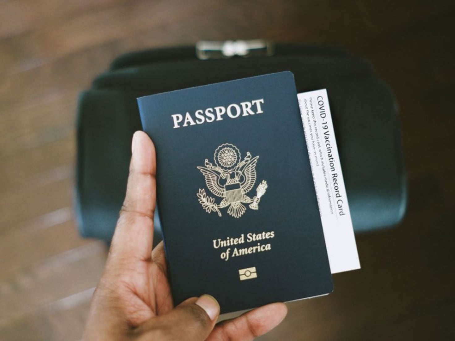 Customer receiving support for urgent visa online for tourism, discussing costs and processing time