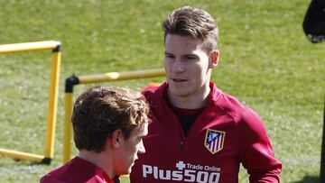 Gameiro trabajando junto a Griezmann en un entrenamiento.