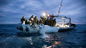 Sailors assigned to Explosive Ordnance Disposal Group 2 recover a suspected Chinese high-altitude surveillance balloon that was downed by the United States over the weekend over U.S. territorial waters off the coast of Myrtle Beach, South Carolina, U.S., February 5, 2023. U.S. Fleet Forces/U.S. Navy photo/Handout via REUTERS     TPX IMAGES OF THE DAY