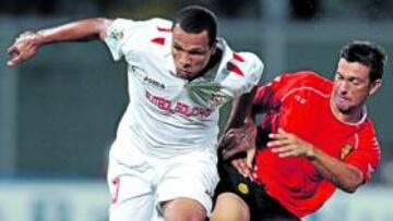 <b>EL EQUIPO SIGUE SIN PATROCINADOR</b> Los dirigentes del conjunto nervionense trabajan para encontrar la mejor oferta en el capítulo de patrocinio. El contrato con la casa de apuestas 888.com se rescindió durante el verano y la entidad todavía no ha encontrado la empresa adecuada para lucir su nombre en las camisetas del primer equipo. Del Nido comentó en Costa Ballena que espera encontrar el patrocinio adecuado en breve. Al consejero Manuel Vizcaíno le queda algo menos de un mes para cerrar el contrato deseado. De momento, en las camisetas se sigue leyendo el lema Fútbol Solidario.