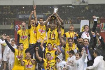 Sin duda está ha sido una de las finales más emotivas de los últimos años, el Clausura 2013 regaló un 1-0 en la ida a favor de La Máquina, quien a falta de dos minutos en la vuelta ganaba 2-0 el global, una reacción memorable de las Águilas emparejó el global 2-2 y se llevaron el título en penales. 
Fotos tomadas con el siguiente equipo Nikon. Lente Nikkor 400mm1:2.8 G ED Lente Nikkor 70-200mm1:2.8 GII ED Lente Nikkor 24-70mm1:2.8 G ED Lente Nikkor 14-24mm1:2.8 G ED Camara Nikon D4 Camara Nikon D300s 
Action Photo during the game America vs Cruz Azul  Liga MX Final, Christian Benitez/ Foto de accion durante el juego America vs Cruz Azul  Liga MX Final, Christian Benitez/ 26-May-2013/ MEXSPORT/ Roberto Maya.

Fotos tomadas con el siguiente equipo Nikon. Lente Nikkor 400mm1:2.8 G ED Lente Nikkor 70-200mm1:2.8 GII ED Lente Nikkor 24-70mm1:2.8 G ED Lente Nikkor 14-24mm1:2.8 G ED Camara Nikon D4 Camara Nikon D300s