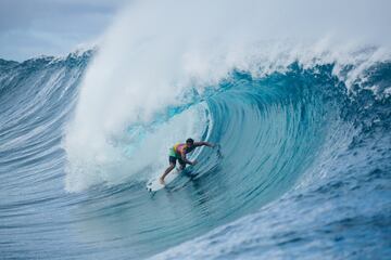 Teahupoo se pone grande y regala una jornada de surf para la historia