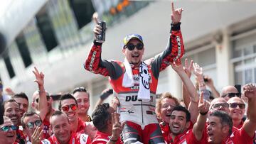 Motorcycling - MotoGP - Austrian Grand Prix - Red Bull Ring, Speilberg, Austria - August 12, 2018   Ducati Team&#039;s Jorge Lorenzo celebrates with his team after winning the race    REUTERS/Lisi Niesner