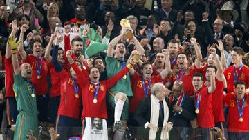 Spain's team captain Iker Casillas (C) lifts the World Cup trophy after their final match victory over Netherlands, during the award ceremony at Soccer City stadium in Johannesburg July 11, 2010. REUTERS/Michael Kooren (SOUTH AFRICA - Tags: SPORT SOCCER WORLD CUP IMAGE OF THE DAY TOP PICTURE)
MUNDIAL SURAFRICA 2010
PARTIDO FINAL
HOLANDA - SELECCION ESPAÃOLA ESPAÃA
CELEBRACION CAMPEONES DEL MUNDO 2010
RECIBIMIENTO COPA TROFEO EQUIPO IKER CASILLAS
PUBLICADA 12/07/10 NA MA01 PORTADA 5COL DOBLE
