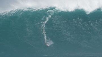 Justine Dupont surfeando una ola gigante a punto de romper en Jaws (Pe'ahi, Maui, Hawái, Estados Unidos) el 16 de enero del 2021. Una ola que le valdría el Red Bull BIg Wave Awards como la Biggest Tow, la ola más grande del año en surf.