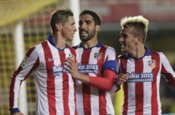 Torres celebrando el 1-0 en El Madrigal con Raúl García y Antoine Griezmann.