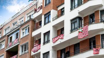 Balcones de Bilbao con la bandera del Athletic.