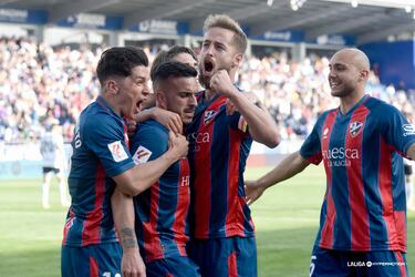 Otro central fundamental en el balón parado. El central del equipo oscense conectó con cabezazo para liderar la clara victoria ante el Burgos. Además, su labor defensiva evitó que el equipo burgalés consiguiera un gol.