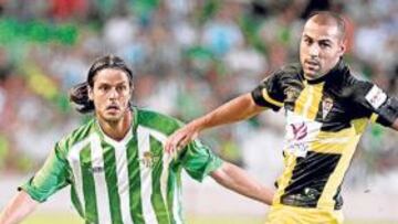 <b>VIEJO CONOCIDO. </b>Vega, que controla un balón en el partido de Copa ante el Betis, vuelve a Elche.