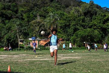 Robert Malengreau, fundador de la ONG UmRio, imparte clases de rugby a los jóvenes de la favela de Morro do Castro, en Niteroi, Río de Janeiro. Apoyando así a los más pequeños de las comunidades afectadas por el crimen y la violencia, para que puedan acce