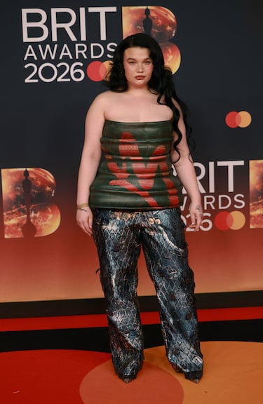 Lola Young posa en la alfombra roja. 