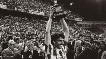Pepe Moré levanta la Copa de la Liga el 30 de junio de 1984. El día más icónico de la historia del Real Valladolid.