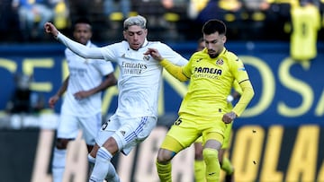 Soccer Football - LaLiga - Villarreal v Real Madrid - Estadio de la Ceramica, Villarreal, Spain - January 7, 2023 Real Madrid's Federico Valverde in action with Villarreal's Alex Baena REUTERS/Pablo Morano