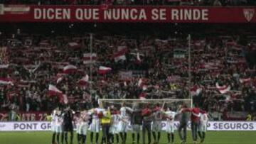 El Atleti no prohíbe a los hinchas del Sevilla lucir sus colores