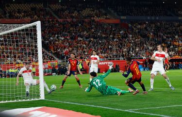 2-2. Despeje bajo palos de Merih Demiral al remate de Yeremy Pino, el balón rebota en Çaglar Söyüncü y Mikel Oyarzabal atento, empuja el balón a placer para anotar el segundo.