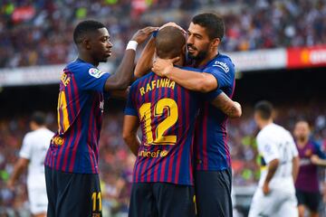 Dembele y Luis Suárez abrazan a Rafinha tras marcar el tercer gol.