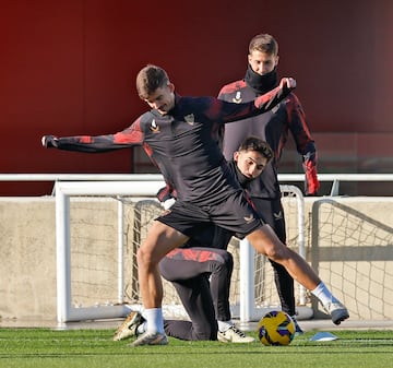 Kike Salas durante el entrenamiento de esta ma?ana en Sevilla. 