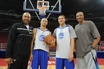 Los jugadores de Golden State Warriors Stephen Curry y Klay Thompson posando con sus padres, Dell Curry y Mychal Thompson.