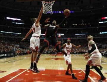 Bulls 65 - Heat 88 (1-3). Dwyane Wade jugador de los Miami entrando a canasta.