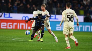 Duván Zapata fue titular mientras que Luis Muriel ingresó en el segundo tiempo en el Atalanta en la caída 3-0 ante el Milan.
