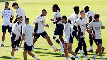 Soccer Football - Champions League - Real Madrid Training - Ciudad Real Madrid, Valdebebas, Madrid, Spain - October 21, 2024 Real Madrid's Kylian Mbappe with Eduardo Camavinga and teammates during training REUTERS/Juan Medina
