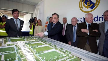 Florentino Pérez, mostrando la maqueta de la nueva Ciudad Deportiva.