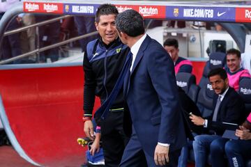 Nacho Fernández segundo entrenador del Getafe y 
Ernesto Valverde entrenador del Barcelona 