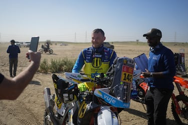 El piloto Stefan Svitko llega para competir durante el prólogo del Rally Dakar en Yanbu, Arabia Saudita.