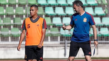 Santi Denia, en un entrenamiento con la Selecci&oacute;n.