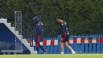 Dani Barcia, central del Deportivo, se retira lesionado del entrenamiento del pasado sábado.