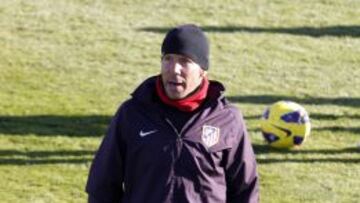 Simeone, dirigiendo el entrenamiento.