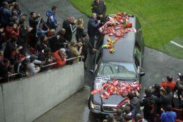 Cariñosa despedida a Eusebio de los seguidores en el Estadio de La Luz.