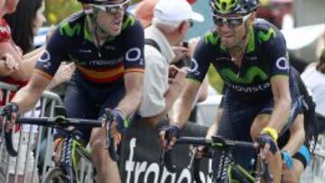 GRAN DÍA DE LOS ESCUDEROS. Ion Izagirre tira de Valverde en la subida a Pla d’Adet. Su trabajo y el de Jesús Herrada fueron claves para la recuperación del murciano.