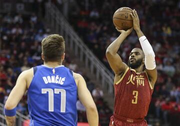 El base de los Houston Rockets es una de las estrellas del equipo texano tras su llegada desde Los Ángeles Clippers. Paul percibe por temporada 31,45 millones de euros.