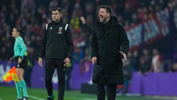Atletico Madrid's Argentine coach Diego Simeone shouts to players during the Spanish league football match between Real Valladolid FC and Club Atletico de Madrid at the Jose Zorrilla stadium in Valladolid on November 30, 2024. (Photo by Cesar Manso / AFP)