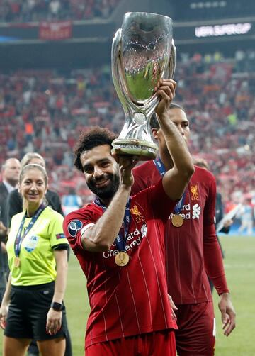 Mohamed Salah, con el trofeo de la Supercopa, celebró el triunfo.