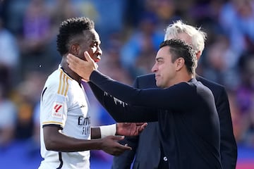 Vinicius y el entrenador del Barcelona, Xavi Hern¨¢ndez, tuvieron m¨¢s que palabras durante un tramo del encuentro.