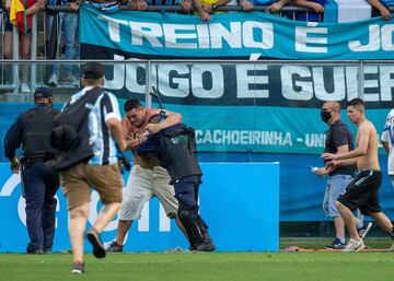 Los radicales del Gremio saltaron al terreno de juego durante el encuentro frente a la Sociedade Esportiva Palmeiras. Los asaltantes destrozaron el VAR como protesta de la derrota. 