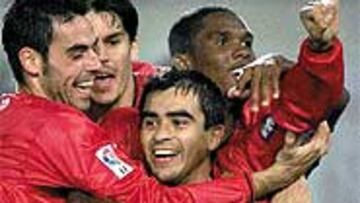 <B>NEGOCIACIONES ETERNAS</B>. Álvaro Novo e Ibagaza (en la foto junto a Etoo) están protagonizando el culebrón del verano.